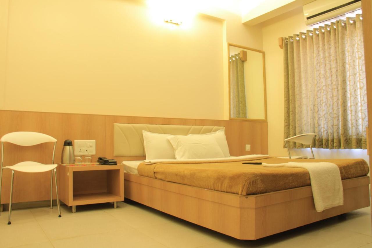 שירדי Hotel Sai Gurusthan מראה חיצוני תמונה