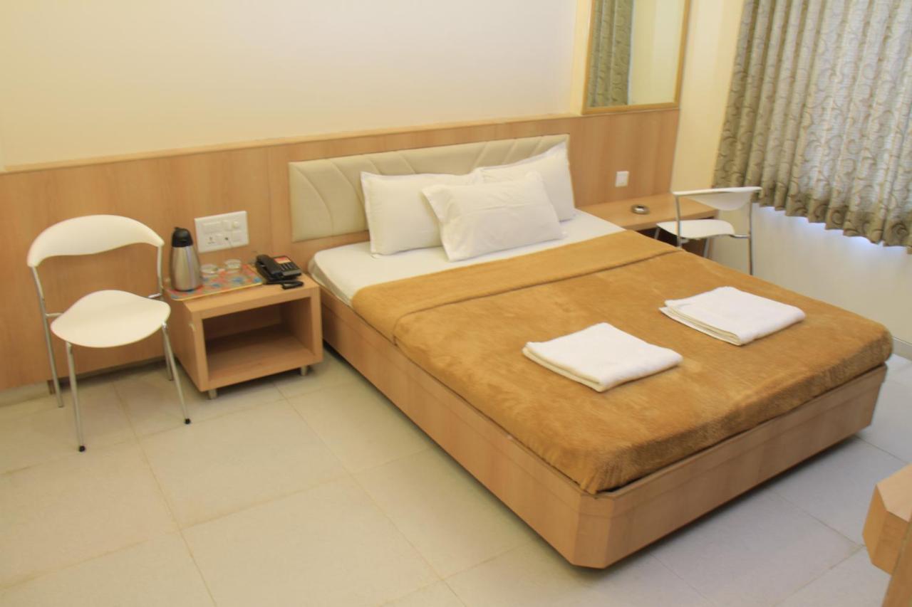 שירדי Hotel Sai Gurusthan מראה חיצוני תמונה